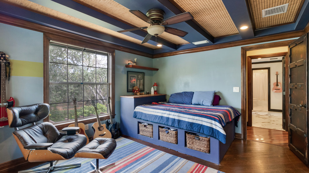 Aménagement d'une chambre d'amis classique de taille moyenne avec un mur bleu, parquet foncé et un sol marron.