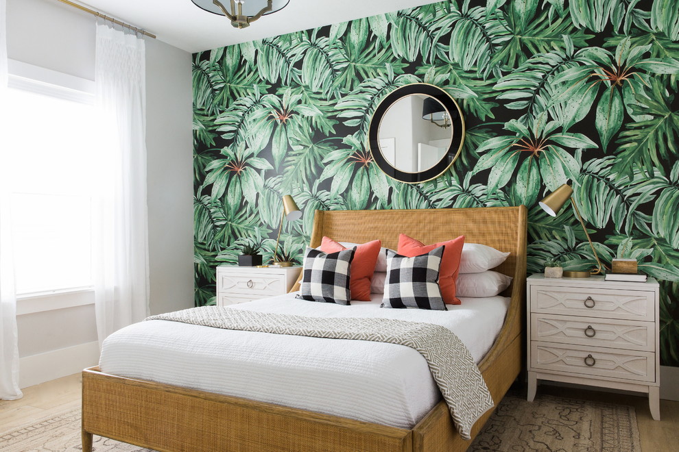 Idee per una camera degli ospiti tropicale di medie dimensioni con pareti bianche e parquet chiaro