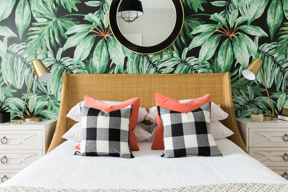 Imagen de habitación de invitados exótica de tamaño medio con paredes blancas y suelo de madera clara