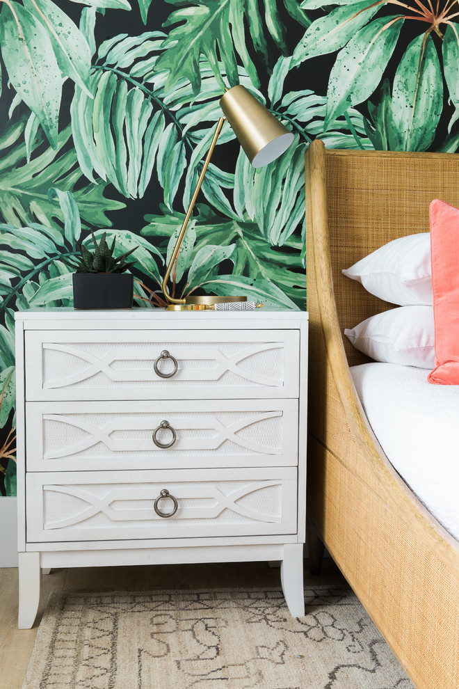 Foto de habitación de invitados tropical de tamaño medio con paredes blancas y suelo de madera clara