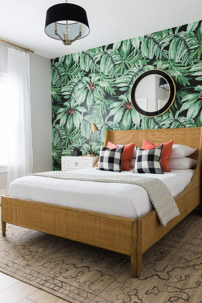 ソルトレイクシティにある中くらいなトロピカルスタイルのおしゃれな客用寝室 (白い壁、淡色無垢フローリング)