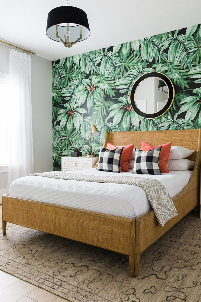 Foto de habitación de invitados tropical de tamaño medio con paredes blancas y suelo de madera clara
