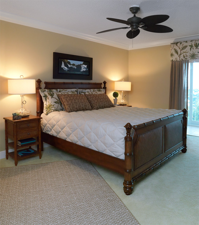 Ejemplo de dormitorio principal exótico de tamaño medio sin chimenea con paredes beige y moqueta