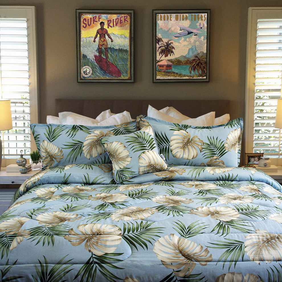Imagen de dormitorio principal tropical de tamaño medio con paredes beige y moqueta