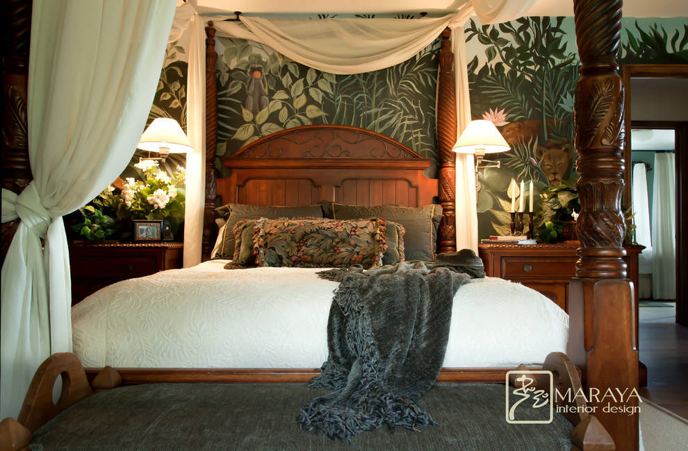Esempio di una camera matrimoniale tropicale di medie dimensioni con pareti verdi e pavimento in legno massello medio