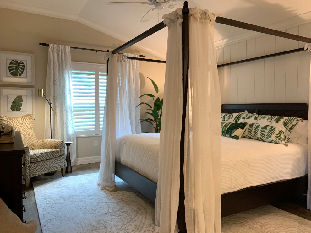 Imagen de dormitorio principal tropical de tamaño medio con paredes beige y suelo vinílico