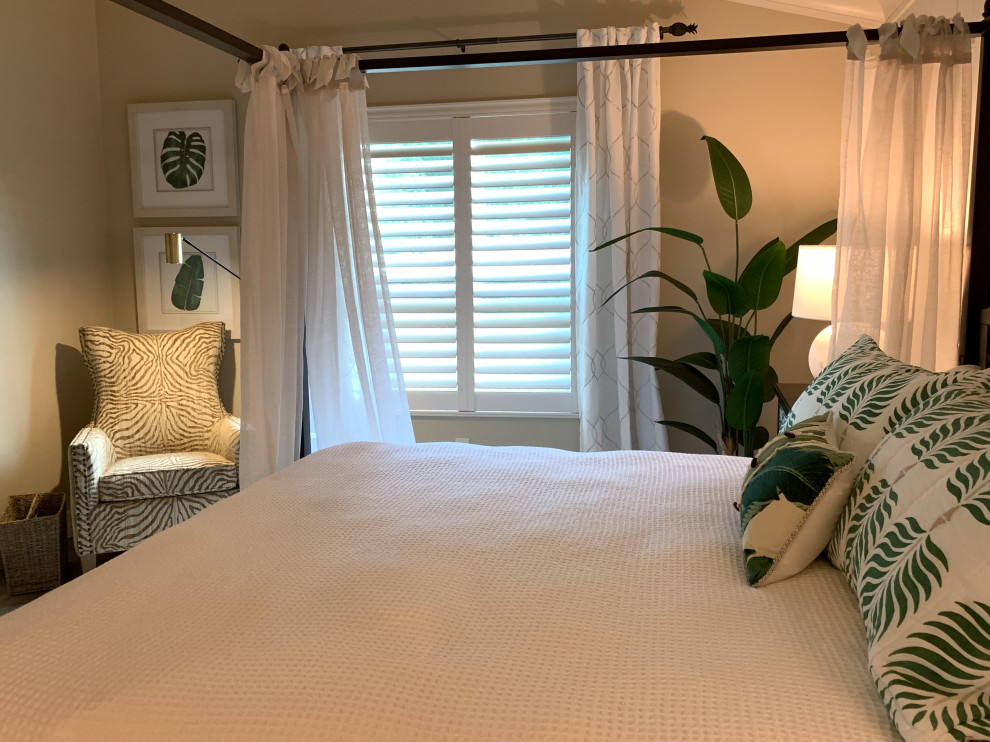 Imagen de dormitorio principal tropical de tamaño medio con paredes beige y suelo vinílico