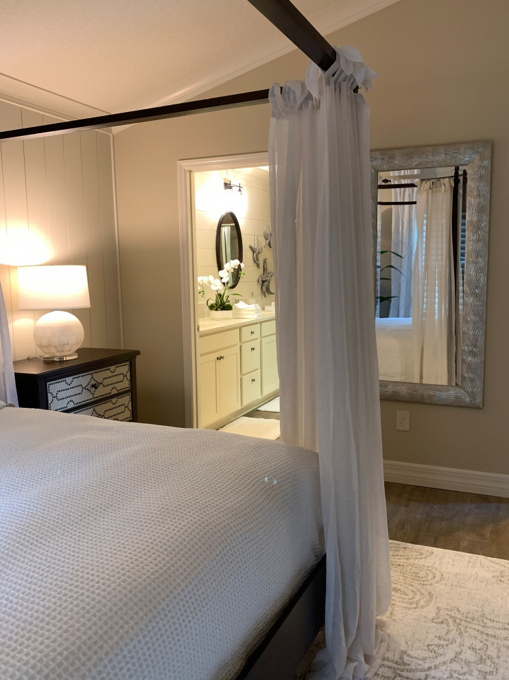 Стильный дизайн: хозяйская спальня среднего размера в морском стиле с бежевыми стенами и полом из винила - последний тренд