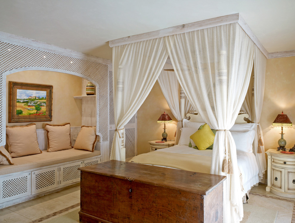マイアミにある地中海スタイルのおしゃれな寝室 (ベージュの壁、暖炉なし) のインテリア