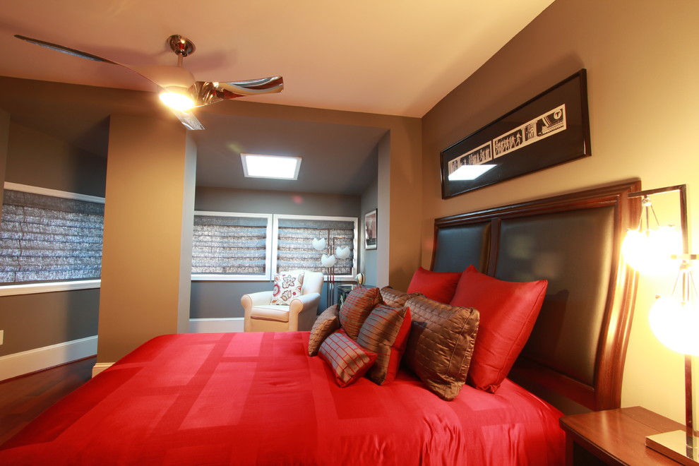 На фото: гостевая спальня среднего размера, (комната для гостей) в современном стиле с бежевыми стенами и мраморным полом