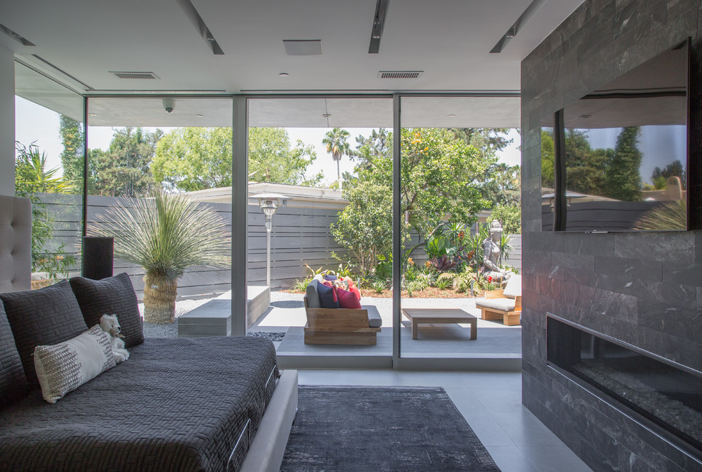Imagen de dormitorio principal minimalista sin chimenea con paredes blancas, suelo de madera clara y suelo marrón