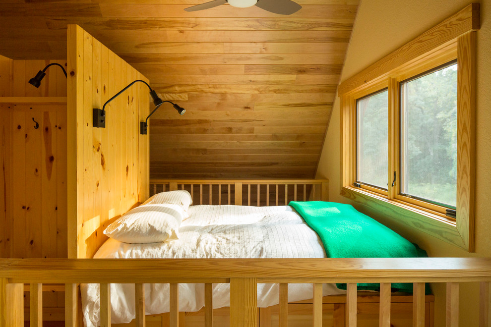 Стильный дизайн: спальня на антресоли в стиле рустика с желтыми стенами и паркетным полом среднего тона - последний тренд