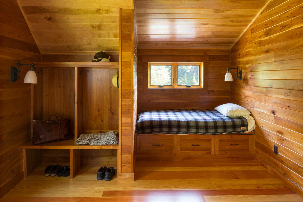 Пример оригинального дизайна: спальня в стиле рустика с паркетным полом среднего тона