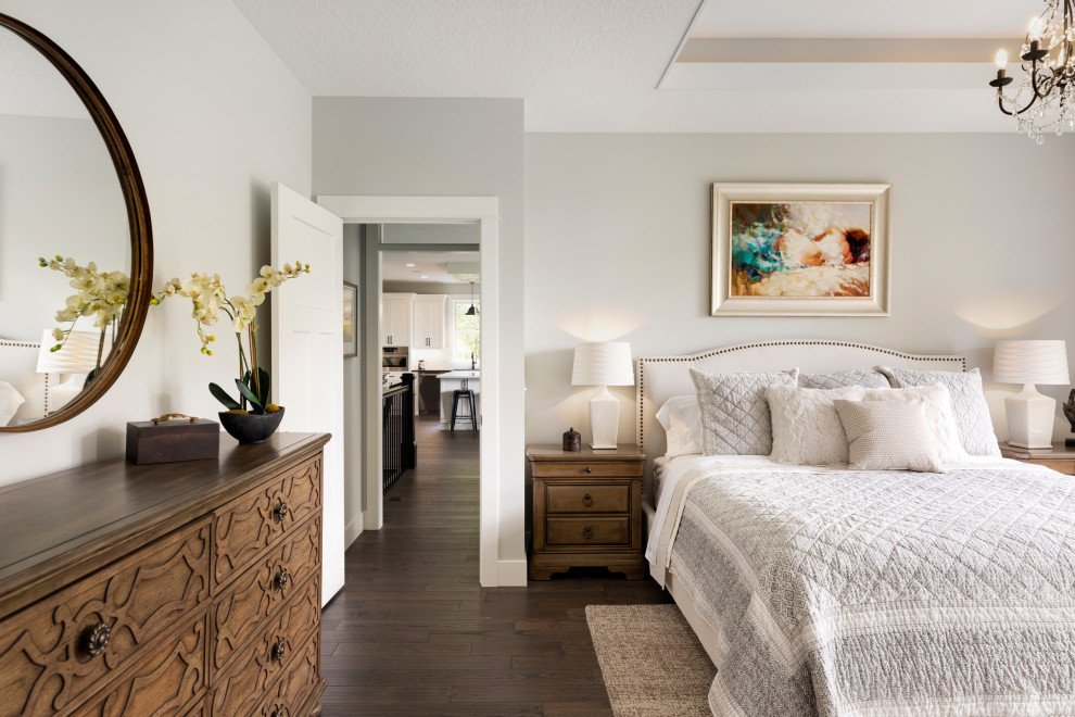 Стильный дизайн: спальня в стиле неоклассика (современная классика) с серыми стенами, темным паркетным полом и коричневым полом - последний тренд