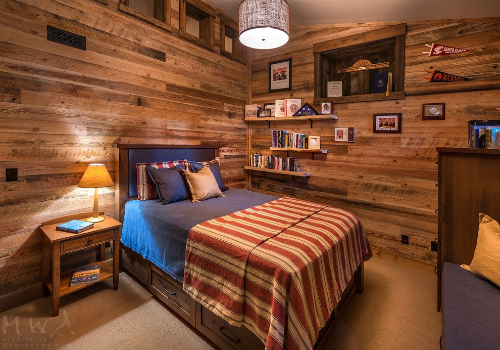 На фото: гостевая спальня среднего размера, (комната для гостей) в стиле лофт с коричневыми стенами, ковровым покрытием и бежевым полом