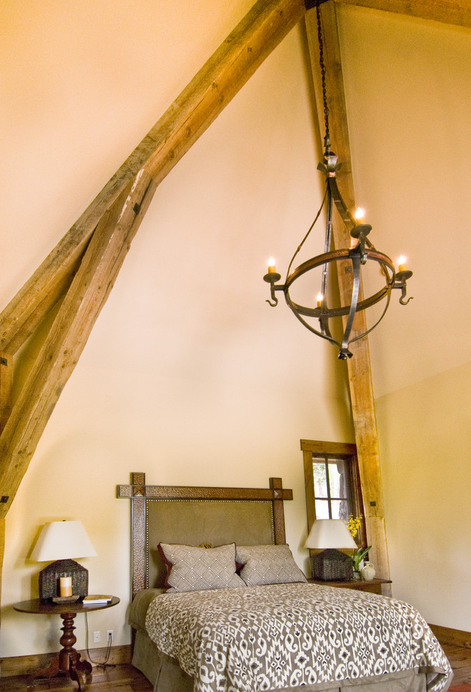 Inspiration för ett vintage sovrum, med vita väggar och mellanmörkt trägolv