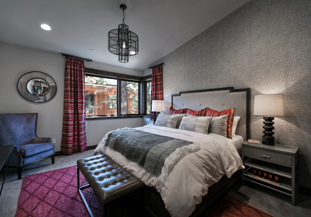 Großes Rustikales Hauptschlafzimmer ohne Kamin mit grauer Wandfarbe und Teppichboden in Sacramento