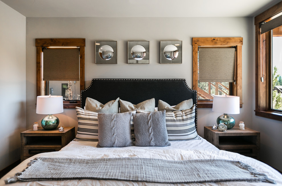 Источник вдохновения для домашнего уюта: большая хозяйская спальня в стиле неоклассика (современная классика) с серыми стенами и ковровым покрытием без камина