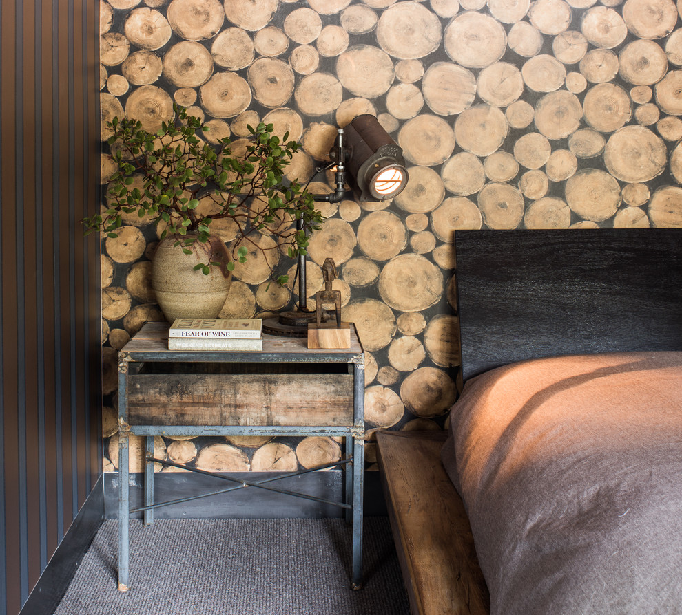 Свежая идея для дизайна: гостевая спальня среднего размера, (комната для гостей) в стиле лофт с коричневыми стенами, ковровым покрытием и акцентной стеной без камина - отличное фото интерьера