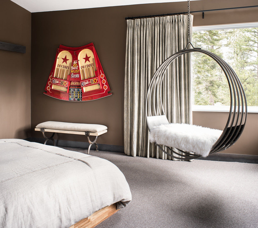Foto de habitación de invitados bohemia de tamaño medio sin chimenea con paredes marrones y moqueta