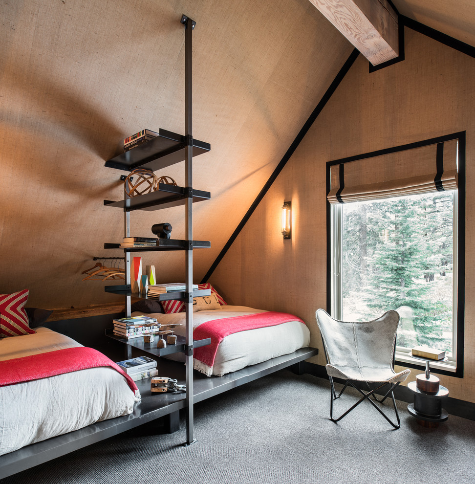 サクラメントにある広いトランジショナルスタイルのおしゃれな客用寝室 (ベージュの壁、カーペット敷き、暖炉なし) のレイアウト