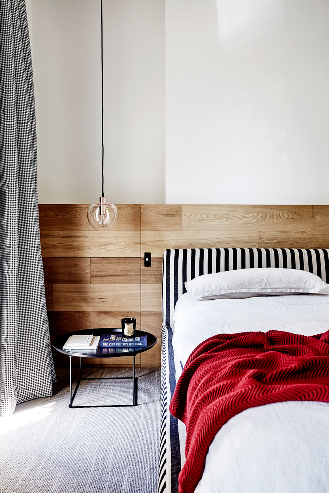 На фото: спальня в современном стиле с белыми стенами, ковровым покрытием и серым полом