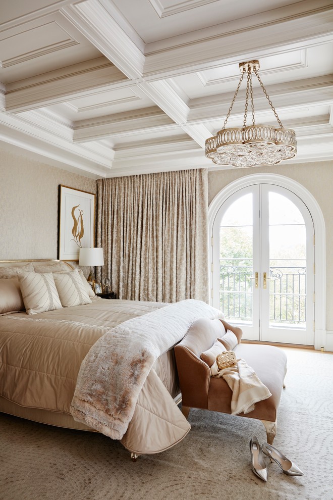 Пример оригинального дизайна: огромная хозяйская спальня в классическом стиле с бежевыми стенами, ковровым покрытием и бежевым полом