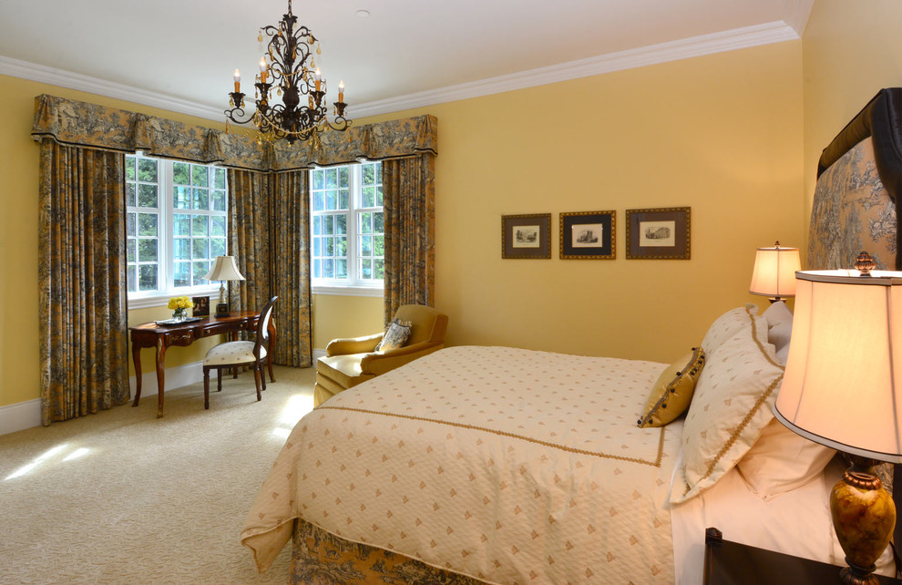 Foto di una camera degli ospiti chic di medie dimensioni con pareti gialle, moquette, nessun camino e pavimento beige