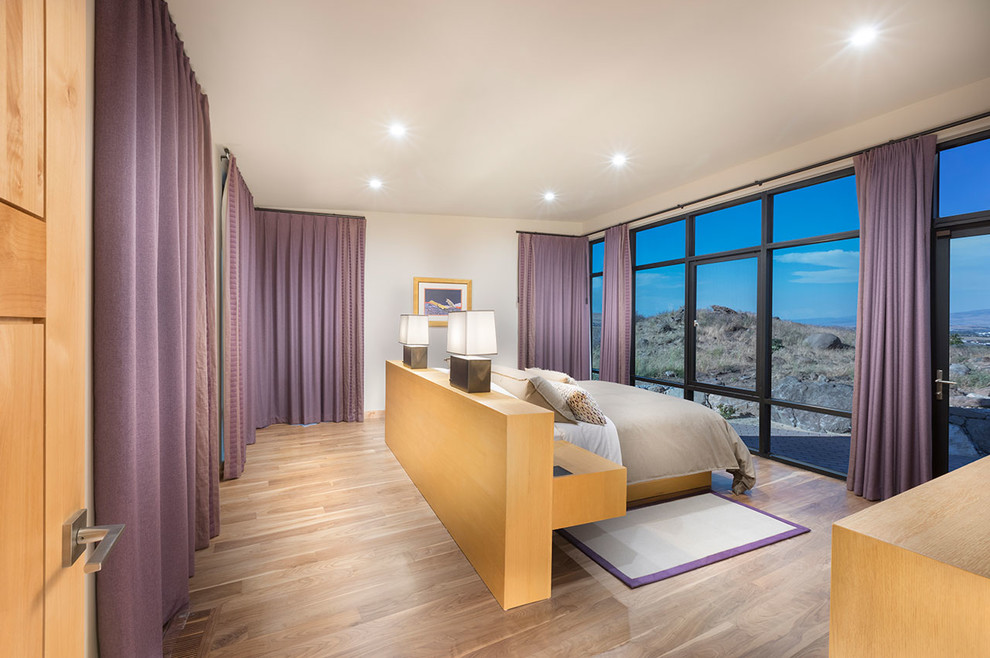 Mittelgroßes Modernes Hauptschlafzimmer mit beiger Wandfarbe, braunem Holzboden und braunem Boden in Sonstige