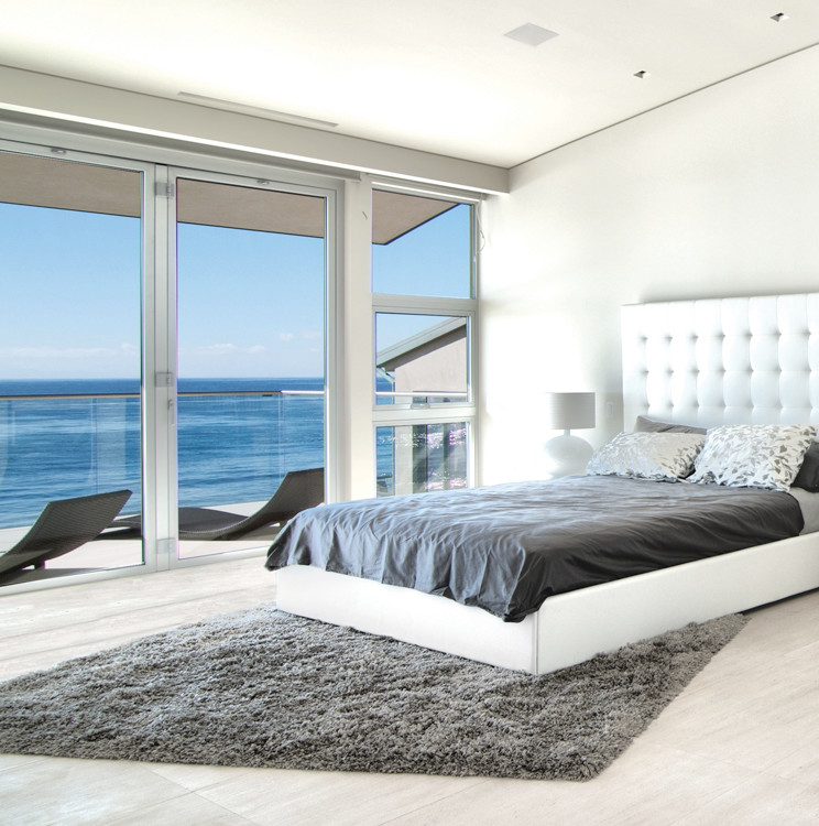 Пример оригинального дизайна: хозяйская спальня среднего размера в стиле модернизм с белыми стенами, светлым паркетным полом и бежевым полом без камина