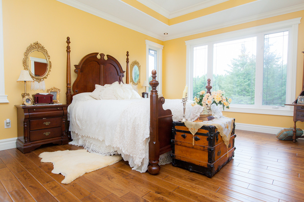 Foto på ett vintage sovrum, med gula väggar