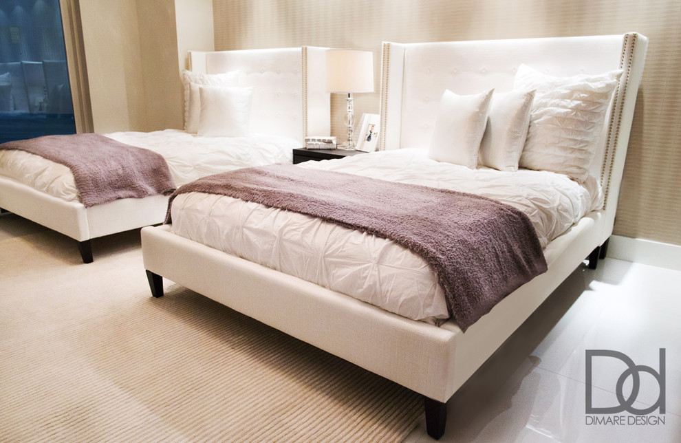 Источник вдохновения для домашнего уюта: большая гостевая спальня (комната для гостей) в стиле модернизм с белыми стенами и ковровым покрытием