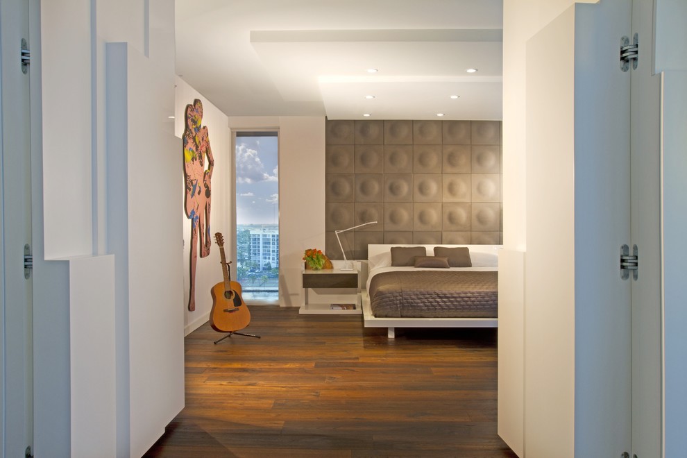 マイアミにあるコンテンポラリースタイルのおしゃれな寝室 (濃色無垢フローリング) のインテリア