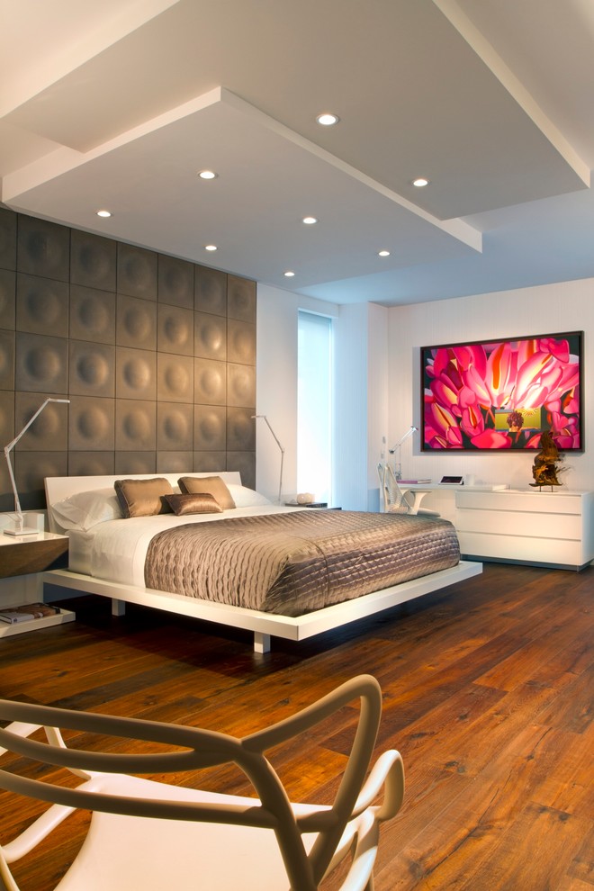マイアミにあるコンテンポラリースタイルのおしゃれな寝室 (白い壁、無垢フローリング、オレンジの床、アクセントウォール) のレイアウト
