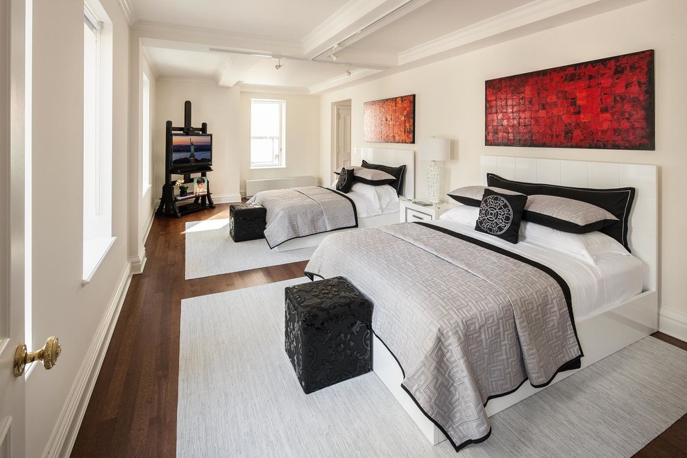 Großes Modernes Gästezimmer ohne Kamin mit weißer Wandfarbe, dunklem Holzboden und braunem Boden in New York