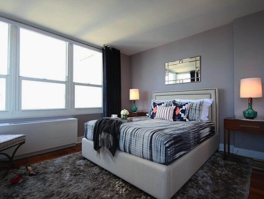 Ejemplo de dormitorio principal tradicional renovado pequeño con paredes grises y suelo de madera en tonos medios