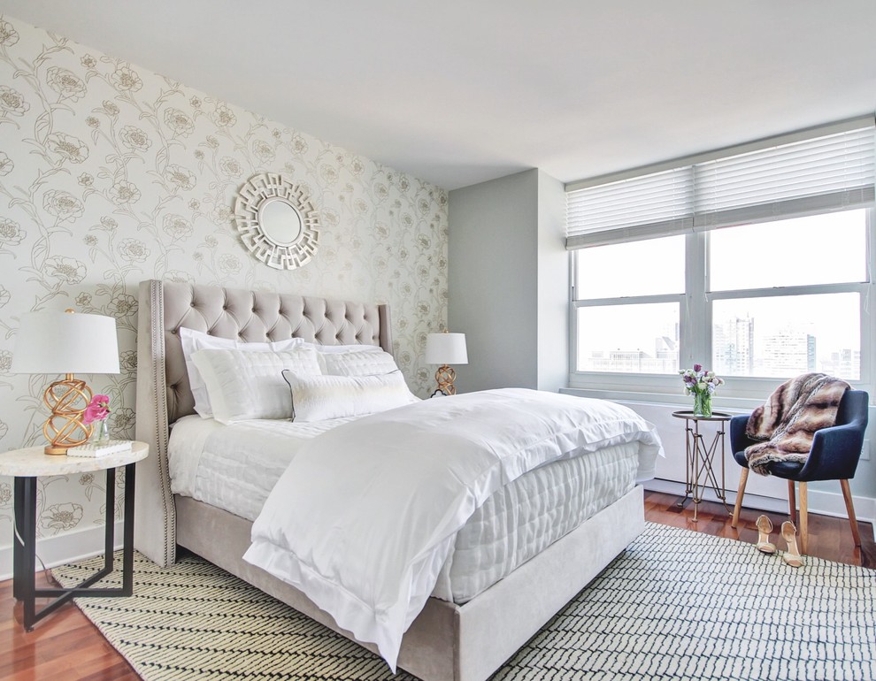 Diseño de habitación de invitados tradicional renovada pequeña con paredes grises y suelo de madera en tonos medios