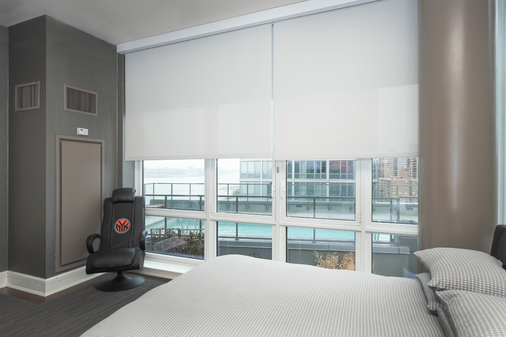 Stilmix Gästezimmer mit bunten Wänden und Teppichboden in Miami