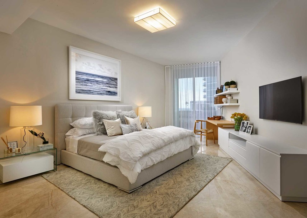 Cette image montre une chambre parentale design de taille moyenne avec un mur gris et un sol beige.