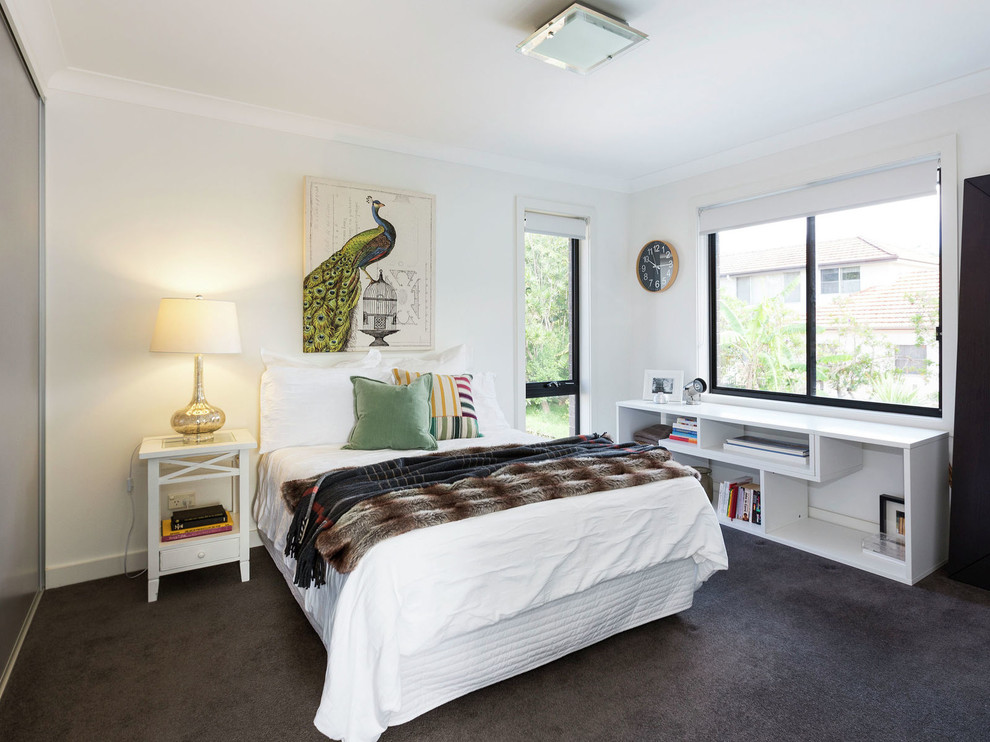 Diseño de dormitorio minimalista con paredes blancas y moqueta