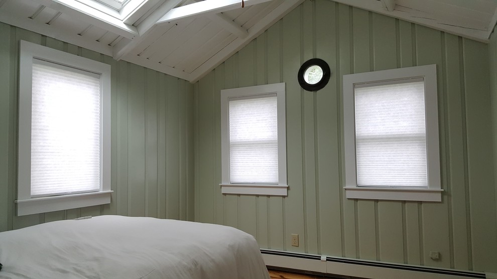 Esempio di una camera da letto stile marinaro di medie dimensioni con pareti grigie, pavimento in legno massello medio, nessun camino e pavimento marrone