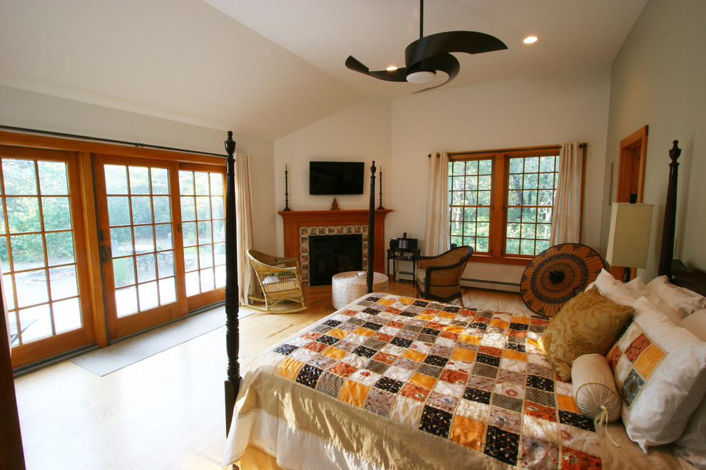 Cette image montre une chambre traditionnelle de taille moyenne avec parquet clair, une cheminée d'angle et un manteau de cheminée en carrelage.
