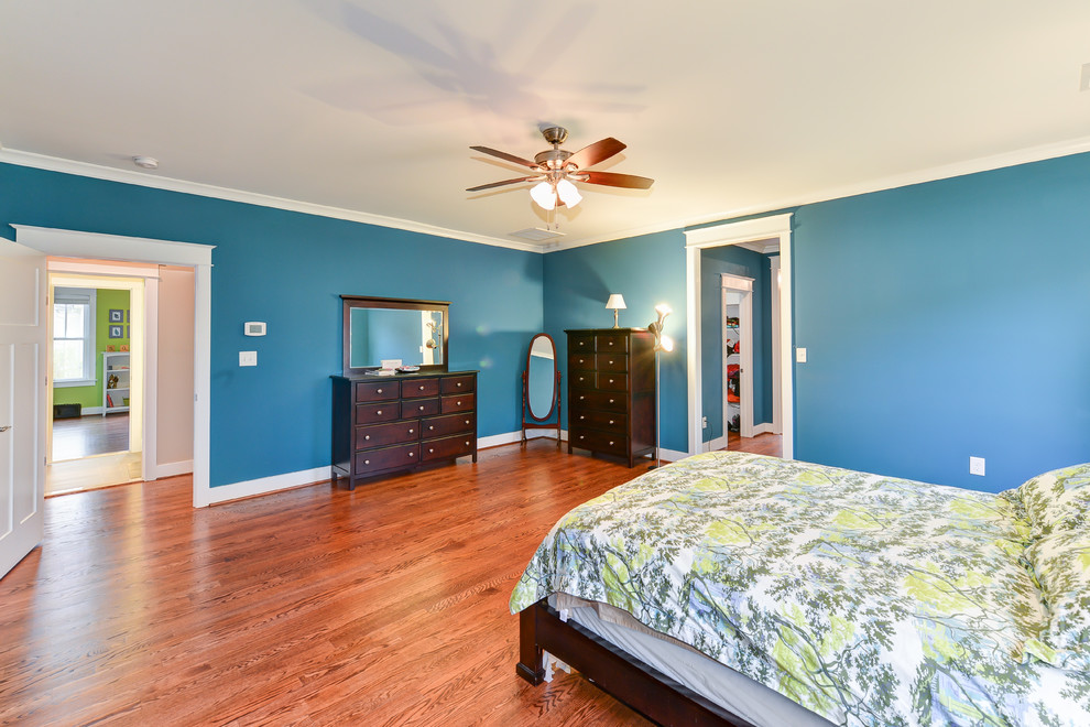 Großes Rustikales Hauptschlafzimmer mit beiger Wandfarbe und braunem Holzboden