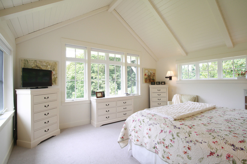 Diseño de dormitorio principal de estilo de casa de campo de tamaño medio con paredes blancas, moqueta y suelo blanco