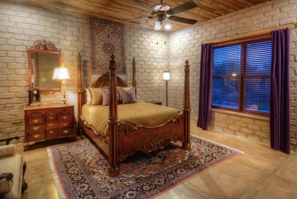 フェニックスにある中くらいなヴィクトリアン調のおしゃれな客用寝室 (グレーの壁、コンクリートの床、ベージュの床) のインテリア