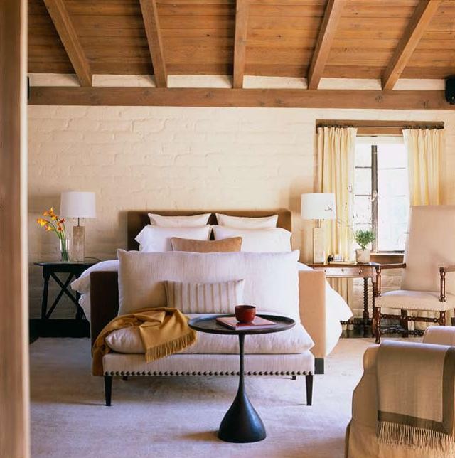 Imagen de dormitorio principal de estilo americano grande sin chimenea con paredes blancas y suelo de madera oscura