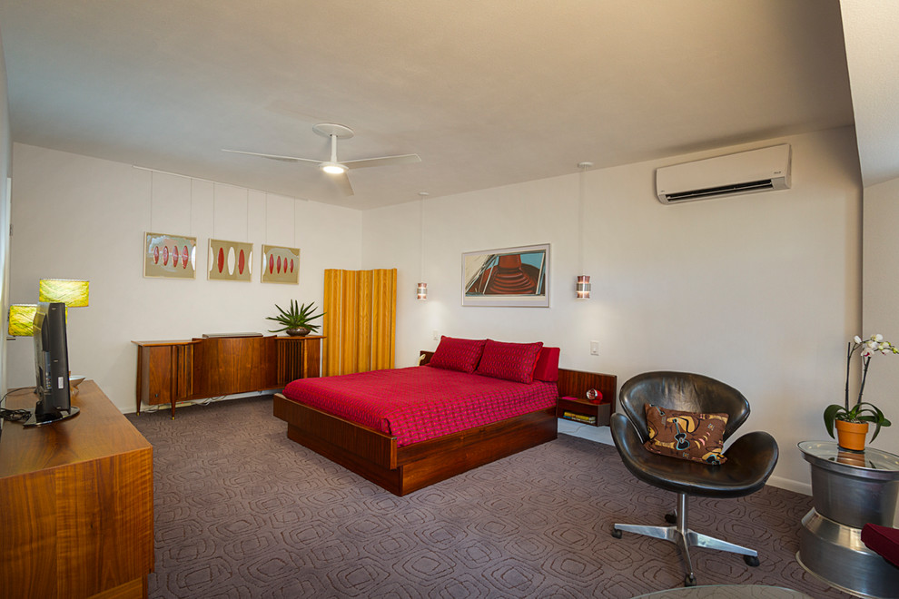 Пример оригинального дизайна: большая гостевая спальня (комната для гостей) в стиле модернизм с белыми стенами, ковровым покрытием и серым полом без камина