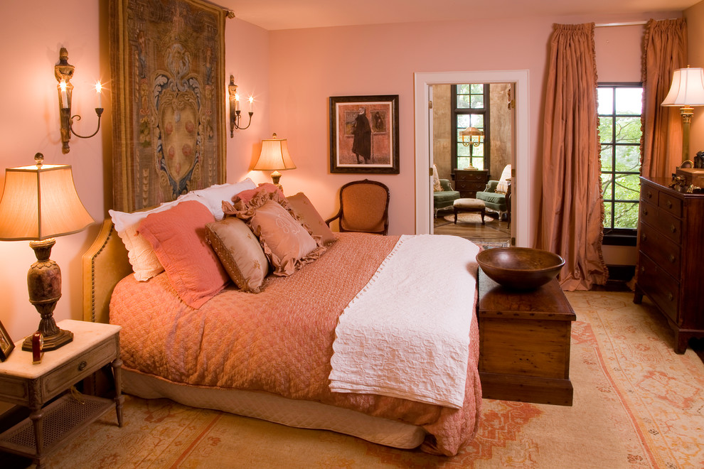 他の地域にある中くらいなヴィクトリアン調のおしゃれな主寝室 (ピンクの壁、カーペット敷き)