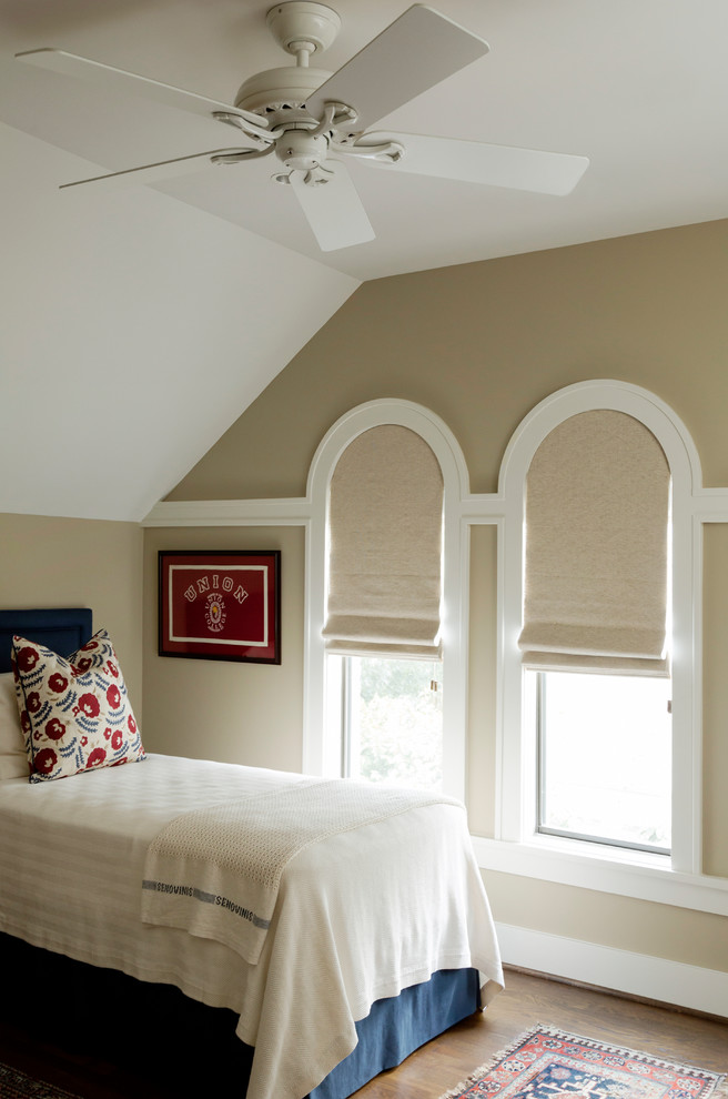 Ispirazione per una camera degli ospiti classica di medie dimensioni con pareti beige e pavimento in legno massello medio