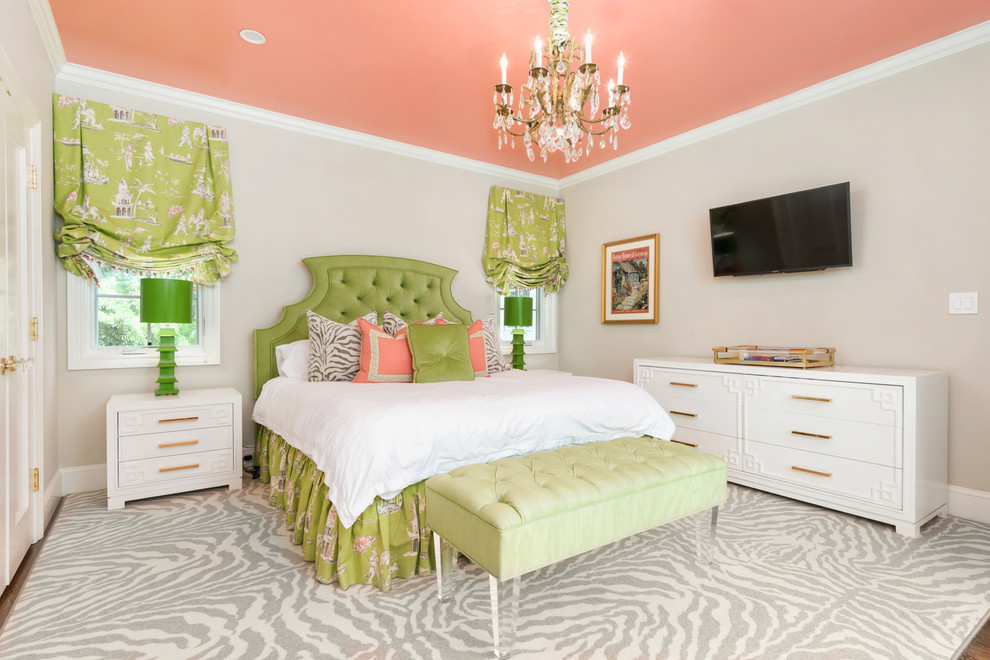 Diseño de habitación de invitados tradicional de tamaño medio con paredes grises, suelo de madera en tonos medios y suelo marrón
